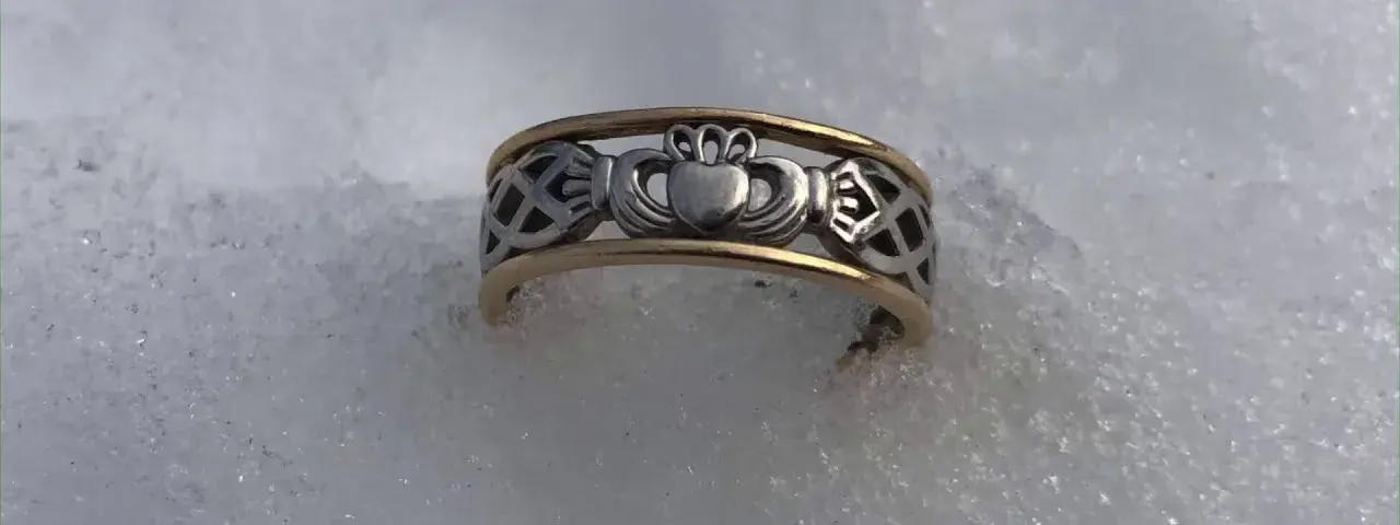 How to find a lost ring in snow
